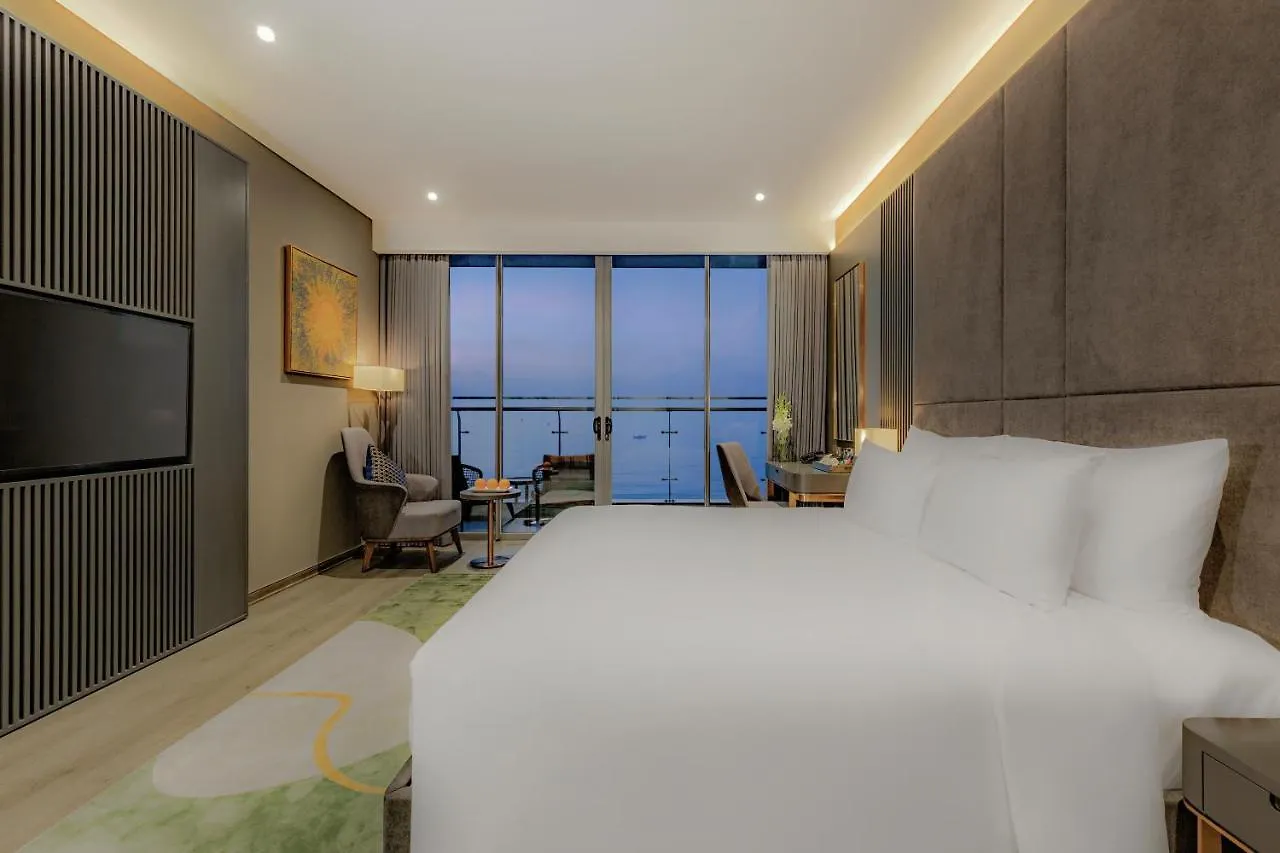 Le Sands Oceanfront Danang Hotel  Дананг