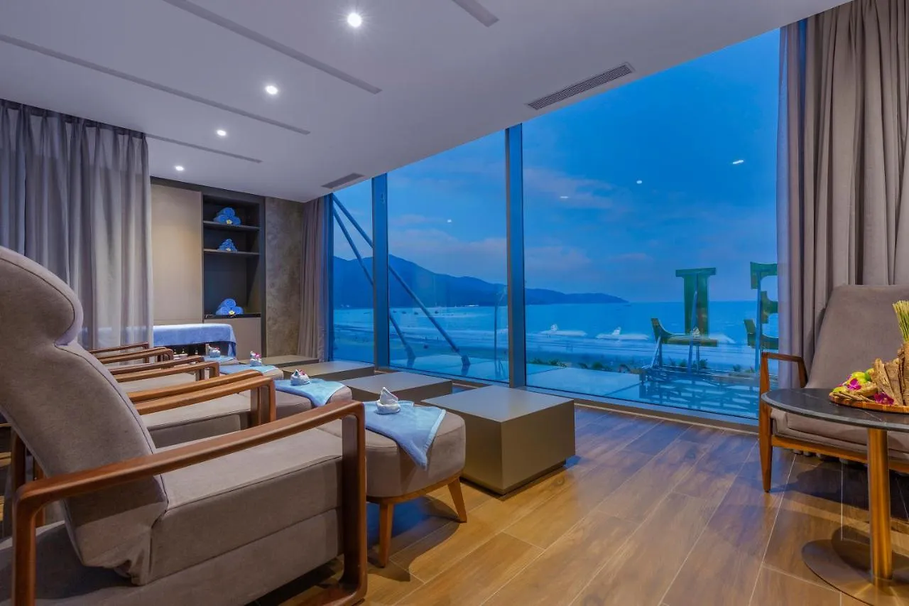 Le Sands Oceanfront Danang Hotel Дананг